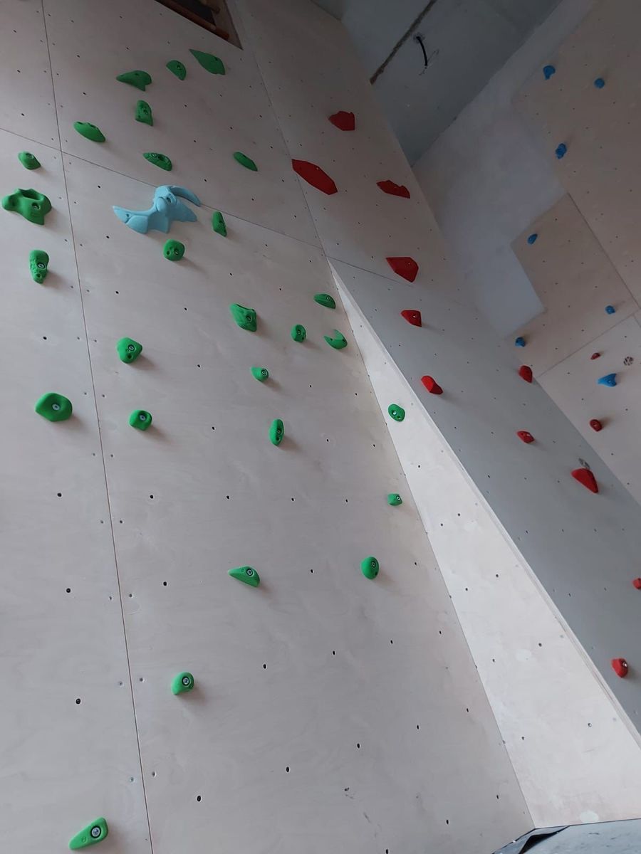 Kletterwand mit Überhangkante und bunten Griffen