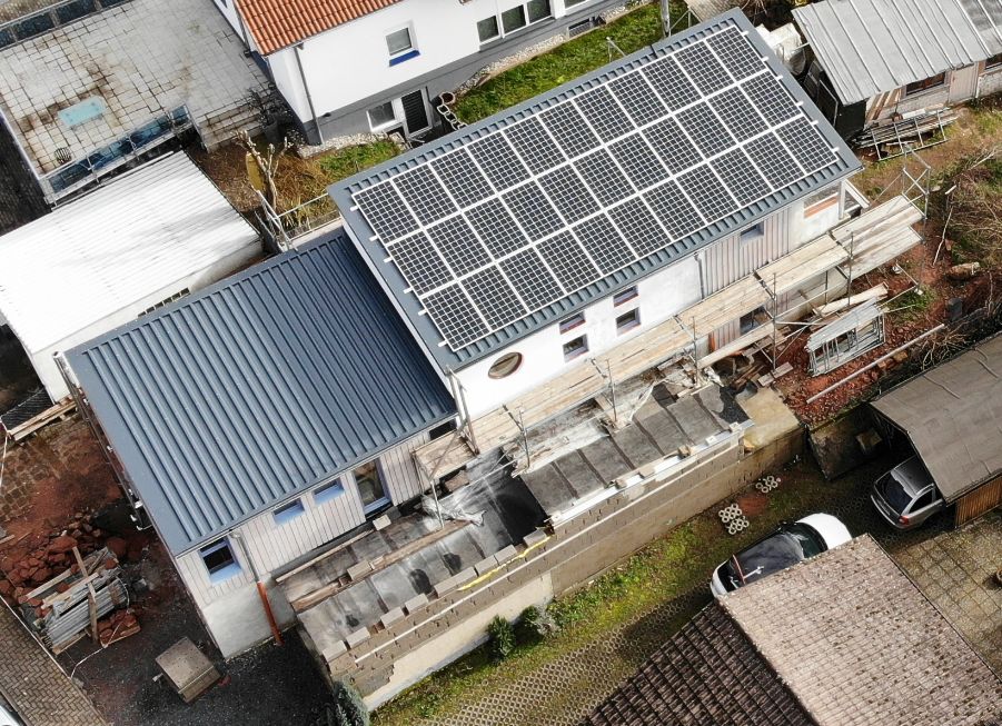 Dach mit Photovoltaikanlage
