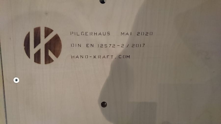 Brandstempel von hand-kraft auf einer Kletterwand mit Angabe der Norm DIN EN 12572-2