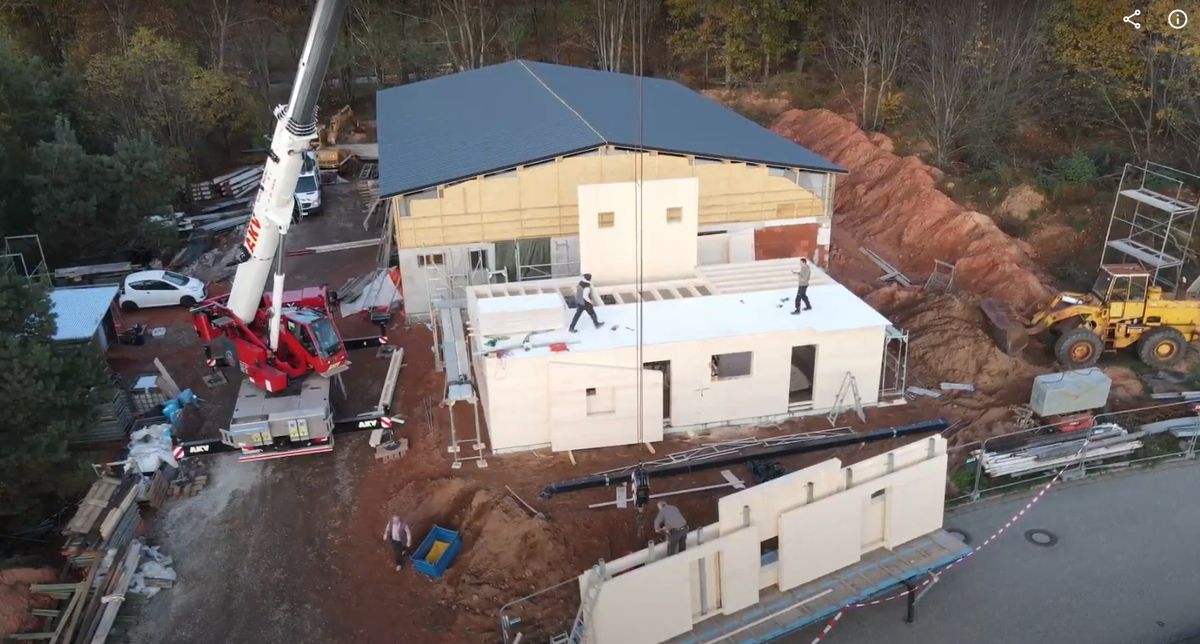 Holzhaus im Bau mit Kran, Luftaufnahme