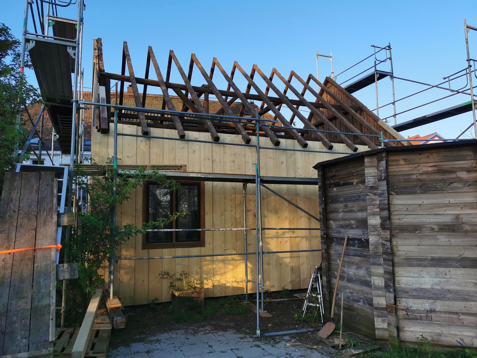 Neuer Dachstuhl aus Holz auf einer alten Scheune